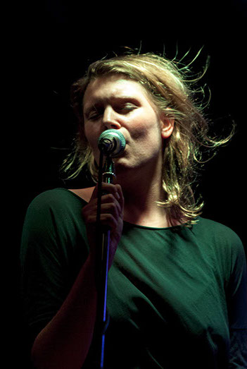 OMKS Sängerin im grünen Kleid, bei einer live Aufnahme im Culture Container