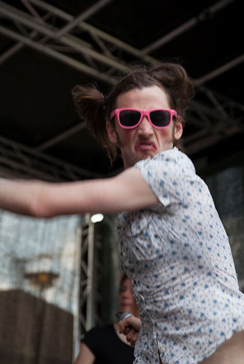 Der Sänger der Band The Feminists  blickt schwungfoll in die Kamera